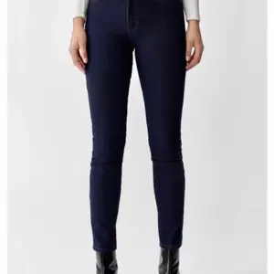 Stretchiga jeans, råblå färg. Storlek 25 med väldigt fin passform. Helt nya oanvända. Byxorna är en del av Twist and Tango Sustainable collection. Nypris 1199kr. Färgen stämmer med bilderna.