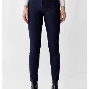 Twist and Tango Skinny jeans-25 - Stretchiga jeans, råblå färg. Storlek 25 med väldigt fin passform. Helt nya oanvända. Byxorna är en del av Twist and Tango Sustainable collection. Nypris 1199kr. Färgen stämmer med bilderna.