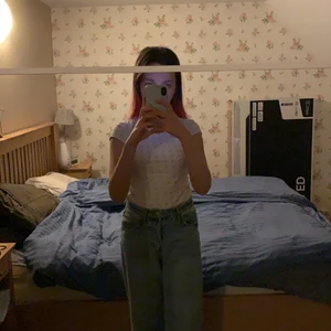 Vit t-shirt med rosa prickar - Tröjan är väl använd men är i bra skick. Tröjan är i storlek 10-11 år, den passar alltså någon som är ungefär 146 cm lång.