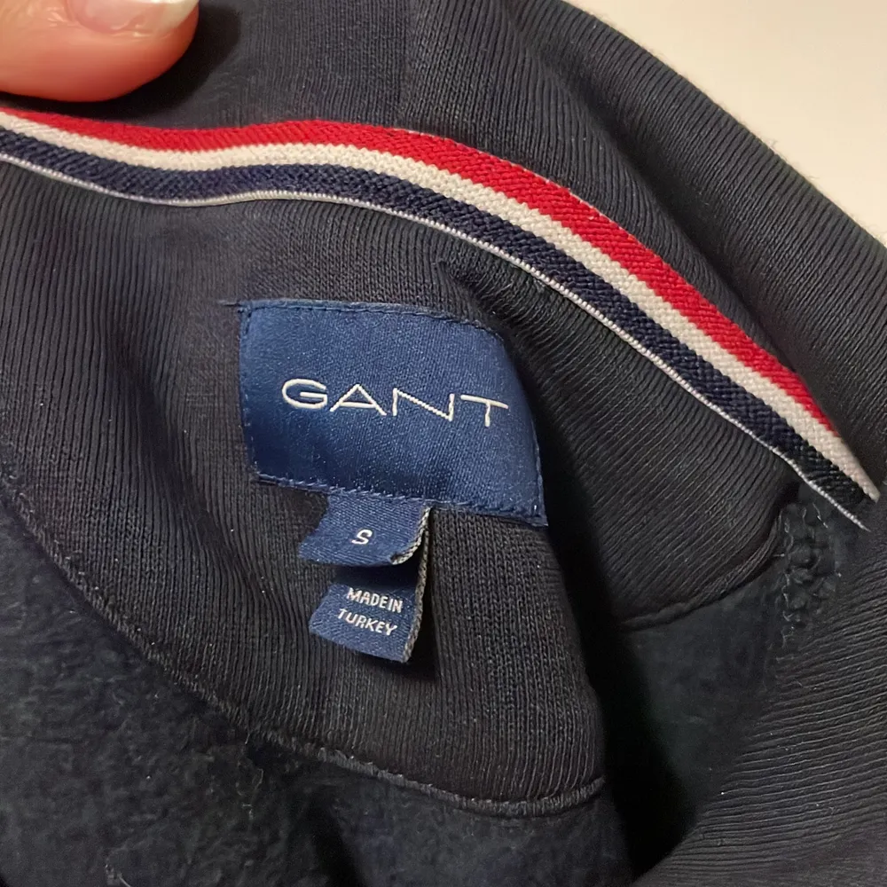 Gant hoddie i storlek S, enbart använd en gång och är i bra skick. Tröjor & Koftor.
