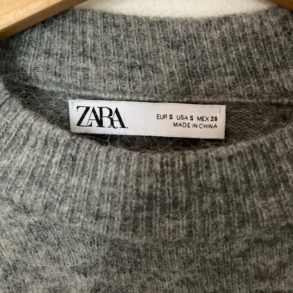 Jättemysig grå tröja av ull och alpackaull 🤍 bara använd ett fåtal gånger och den sticks inte. Stickat.