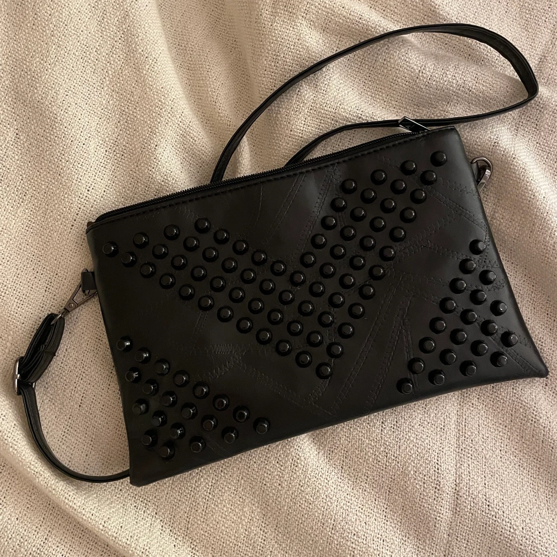 Väska med nitar