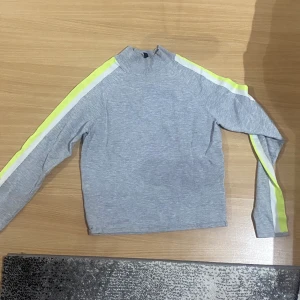 Grå  - Tröja med gula och vit på armarna aldrig använt från H&M