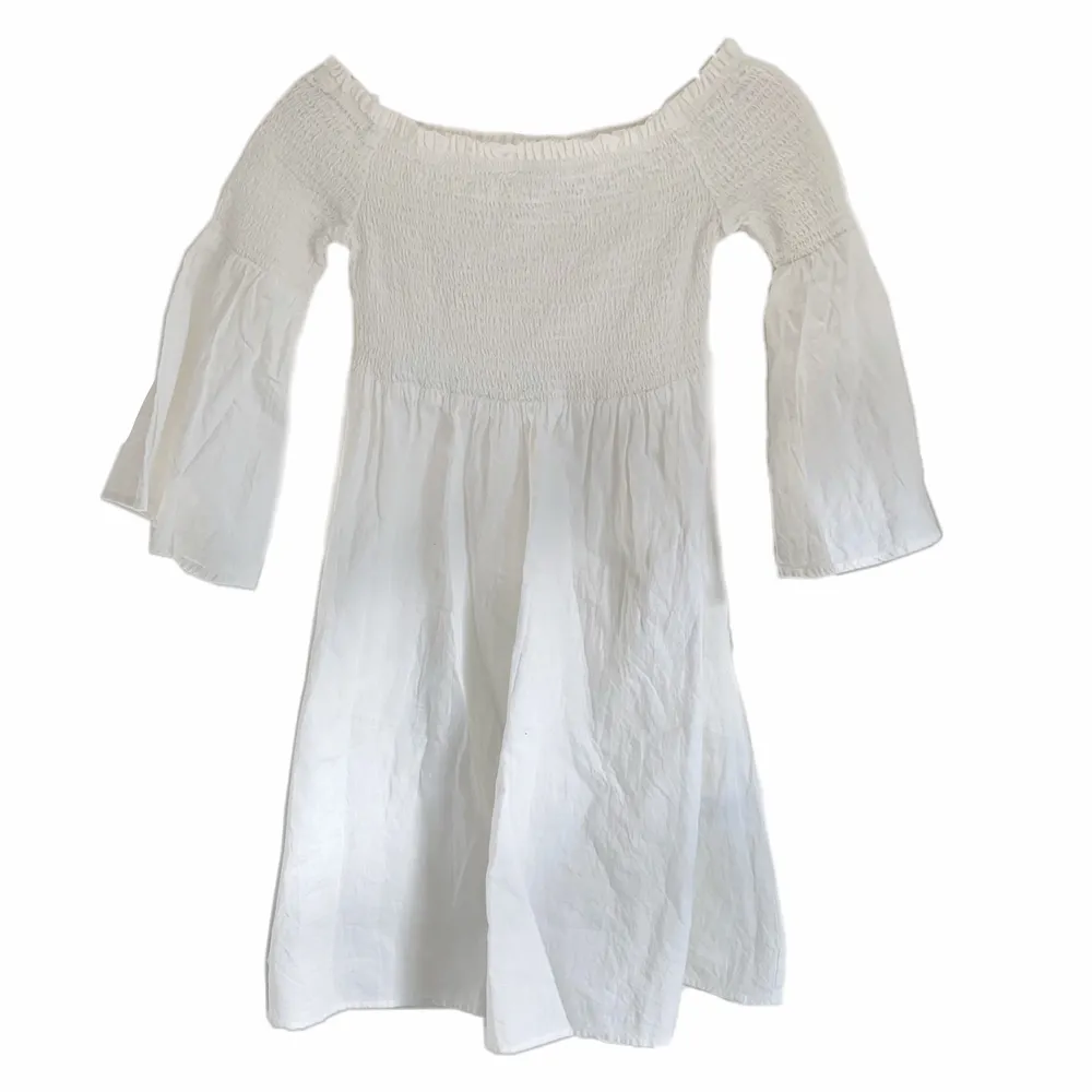 supersöt vit klänning som aldrig kommit till användning💚 perfekt på sommaren eller till skolavslutningen och passar xs-s. Klänningar.
