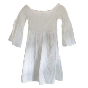 supersöt vit klänning som aldrig kommit till användning💚 perfekt på sommaren eller till skolavslutningen och passar xs-s