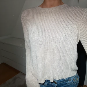 Stickad tröja - Så fin beige stickad tröja från forever 21, bra skick och kvalité, köpt direkt för 80kr + frakt❤️❤️