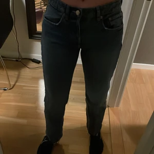 Zara midrise jeans💓 - Populära Zara midrise jeans i storlek 38. Köpte dem förra veckan men ångrar mig eftersom dem inte sitter så bra på mig. Använda 1 gång.