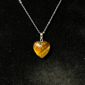 Halsband med sten, tigeröga - Halsband i rostfritt stål med berlock i tigeröga, tigeröga som sten sägs öka klarhet förståelse samt energier✨ Fri frakt