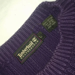 Vintage timberland tröja - Supermysig lila timberland tröja, lite stor i storleken, sitter mer som xl. Skriv för mer bilder/info