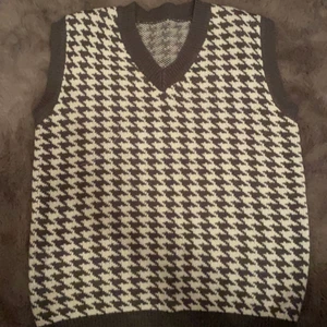 Stickad väst - Hej! Säljer denna jätte fina stickade västen den är använd 1-2 gånger jätte bra skick som en helt ny den är till både tjejer och killar storleken är S köpt för 279 kr säljer för 120kr 