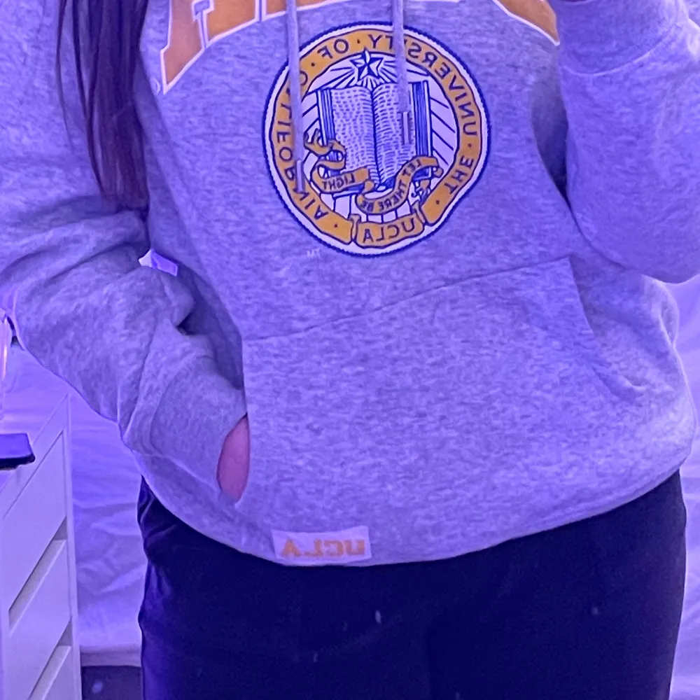 Jag säljer denna UCLA hoodie ifrån hm som är använd ett par fåtal gånger. Sitter som en S/M och är varm och skön! Köparen står för frakt ☺️. Hoodies.