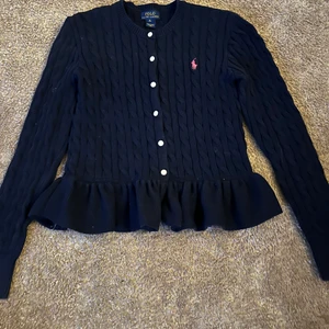 ralph lauren storlek Xl i barn storlek - Den är i ålder 16 och för liten för mig annars jätte fin ❤️