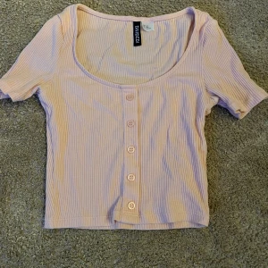 Topp från h&m i storlek XS - Den är liten i storleken och därav så säljer jag den.