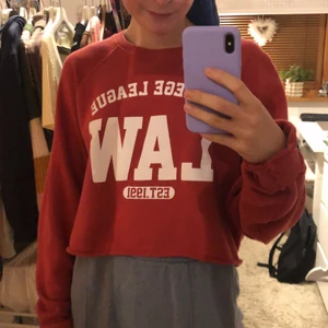 Tröja Pull and bear - Lite lång i armarna för mig, så måste ha uppvikt, men funkar utmärkt så med🥰