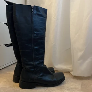 Boots - Boots köpta på sellpy💛 storlek 40 men parta mig som har 39/40. Lätt fordrade och inga synliga skador. Säljer för 200kr