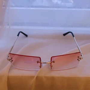 ROSA GLASÖGON - 70tals glasögon i en rosa färg!!!! Aldrig använda så skicket är som nya 💕💕