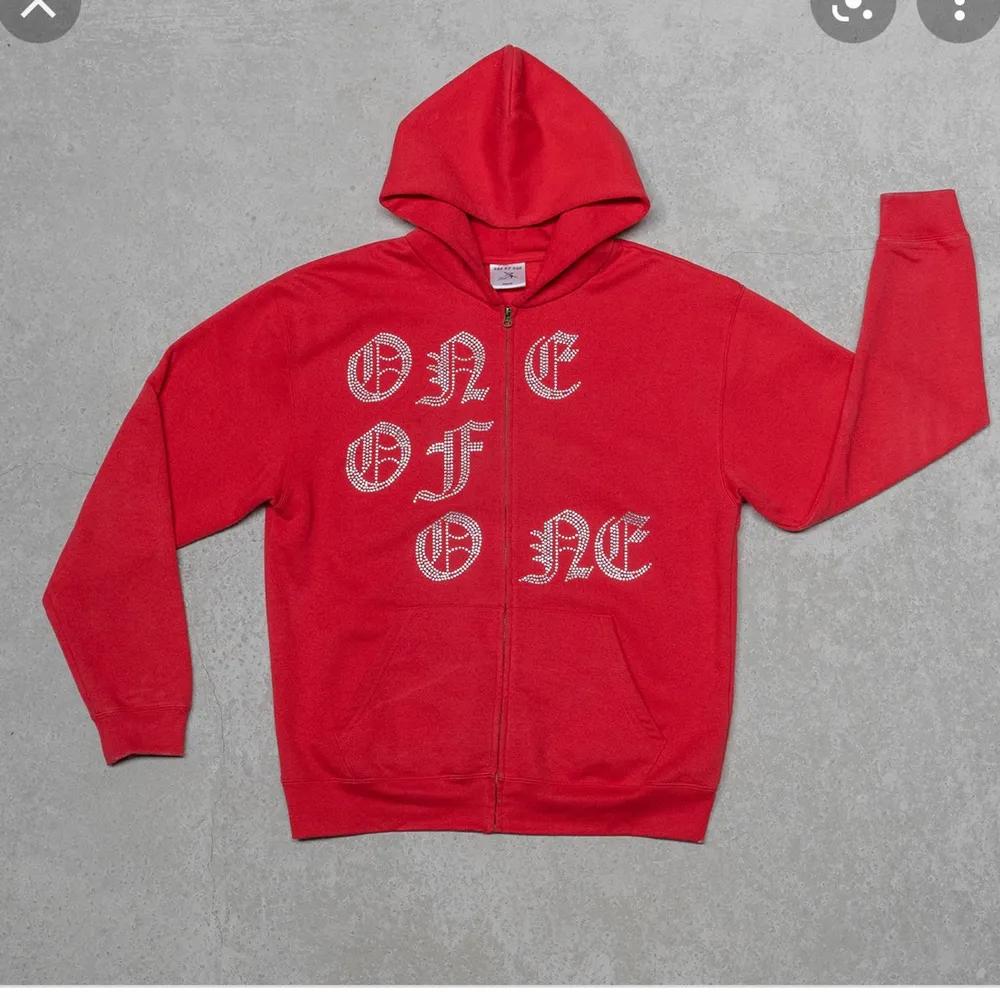 Söker denna röda zip hoodie i storlek XS eller S! . Tröjor & Koftor.