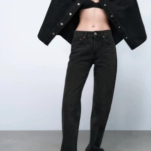 Jeans  - Ett par skitsnygga jeans från zara i modellen mid straight. Skitsnygga o sköna. Kan även bytas mot ett par i samma modell (annan färg funkar också) men i storlek 40.