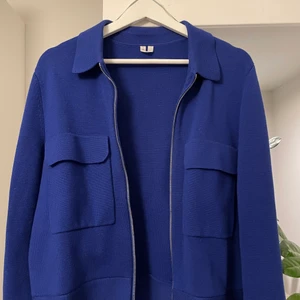 Cardigan jacka  - Säljer denna fina cardigan/jacka från Arket i en fin klarblå färg.