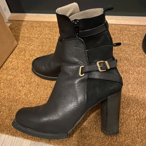 Stövlar från K cobler Stl 39 - Stövlar från K cobler Stl 39. Sparsamt använda. Nypris 1699kr. Säljer för 850kr 