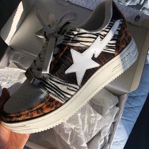 Bape sneakers - Bapestas, helt nya, aldrig använda, storlek 7.5, har själv storlek 39 och sitter som en smäck, tyvärr söker dom en annan ägare än mig☺️ 