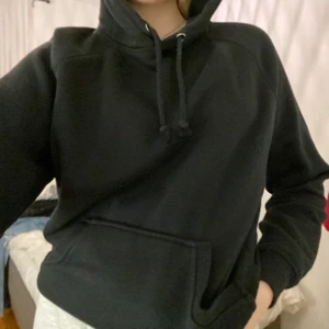 Svart hoodie - Basic svart hoodie från bikbok. Använd med i bra skick☺️