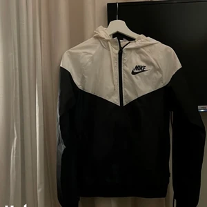 Jacka - Nike vindjacka i st Xs men den är lite oversize i storleken så skulle säga att den passar S också! Den är i använt skick men den är fräsch och nästan som ny!🤍🖤 priset kan diskuteras 