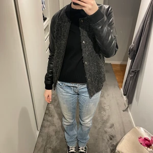 Baseball jacka  - Snygg bomber/baseball jacka i kombinerat material. Armarna är i läder och resten i grått ”ull”. Jättebra skick då den endast är använd ca 2 gånger eftersom den är lite liten