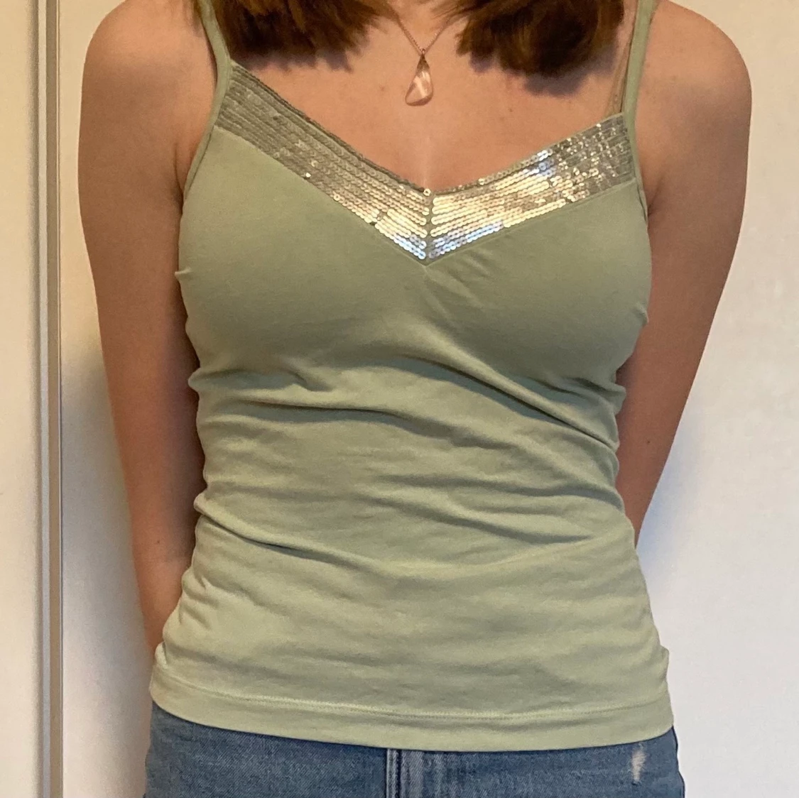 Pastel grönt linne med paljetter 