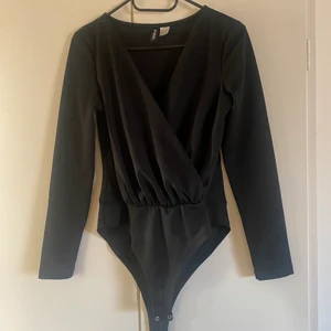 Body - Säljer denna svarta body. Storlek 36. 150 + frakt 66kr 