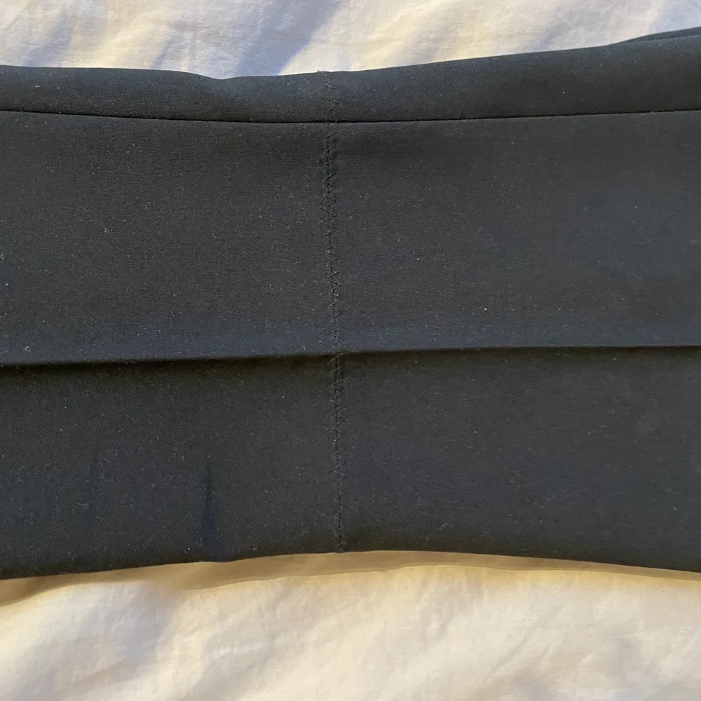 Skit snygga lite utsvängda kostymbyxor från Mango! Svarta med snygga sömmar.💕. Jeans & Byxor.