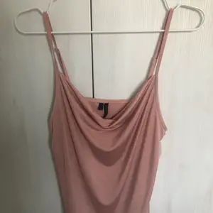Draperat linne från Vero Moda i en puderrosa färg. Använt vid 1 tillfälle. Faller vackert och har justerbara axelband. 🤍🖤🤍 (köparen står för frakten)