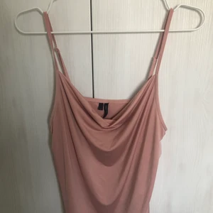 Draperat linne strl S - Draperat linne från Vero Moda i en puderrosa färg. Använt vid 1 tillfälle. Faller vackert och har justerbara axelband. 🤍🖤🤍 (köparen står för frakten)