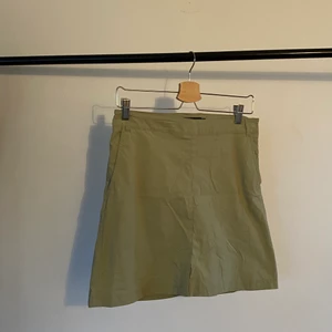 Casall mini kjol - Vid köp av produkt: 1. Skicka meddelande med: - Namn - Adress och postnummer - Tel och mail 2. Swisha  3. Paketet postas till dig!