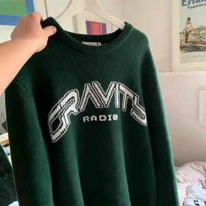 Tröja från Weekday - Stickad grön tröja! Bra skick storlek M men passar även L 