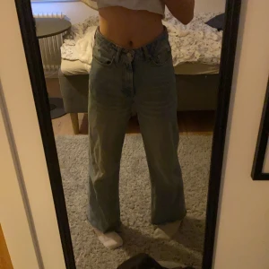 Jeans  - Jag säljer dem jeansen från lager 157 pågrund av att dom inte kommer till användning längre, jag köpte dom i mars 2021, jag klippte dom när jag köpte dom eftersom dom var för långa, jeansen slutar precis vid mina fötter och själv  är jag 166. ordinarie pris: 300💕💕