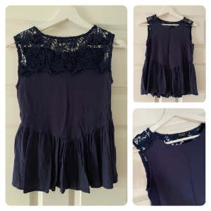 Linne fr. Vila - Marinblått, lössittande linne fr. Vila i strl. XS. Enstaka noppror under armarna (se bild), i övrigt inget att anmärka på. 