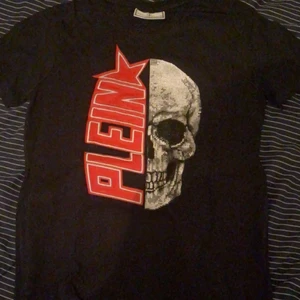 Philip plein t-shirt M - Säljer min Philip plein t-shirt för den är för liten i storleken några diamanter har ramlat av 4 styck men annars bra skick 7/10 köpt för 1 år sedan storlek M men stor i storleken 
