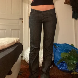 Lågmidjade jeans 👖  - Väldigt lågmidjade jeans som är straight leg / bootcut 👖 Strl W:31 och L:32.  (Fläcken på rumpan är från en utekväll… men kommer gå bort i tvätten innan jag postar😳) Kan mötas i Västerås eller frakta för 66 kr (Spårbart) 💕 