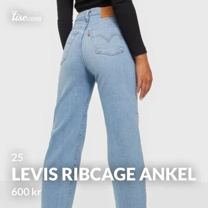 Levis ribcage straight ankel  - Köpte dessa fina Levis ribcage straight ankel jeans i storlek 25 för ungefär 3 månader sedan och använt ett par gånger. Sitter som smäck verkligen! Säljer dem pga garderob rensning.. jag är 153 men passar någon som är 160 oxå köpta för 1200kr och säljer för 399!!