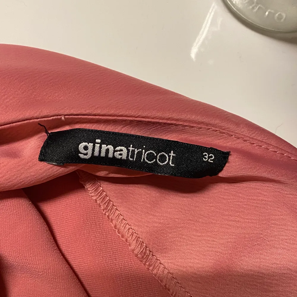 Satin topp från Gina Tricot💖 Justerbara band. Kommer inte till användning längre, då de tyvärr blivit för litet. 💓Super fint på fest och kalas.. Toppar.