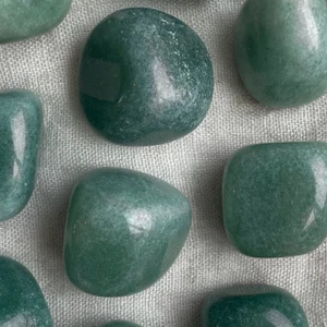 Grön aventurin 💚 - Grön aventurin är en riktig lyckosten. Kristallen ger tur och hjälper till att uppnå drömmar. Den kan även hjälpa till att bidra med nya kreativa idéer. Grön aventurin är en karriärssten som drar till sig pengar och utvecklar karriär och arbete. Den ger även styrka, motivation, kreativitet, bättre självförtroende, mod och lycka.