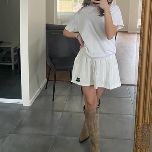 Tenniskjol - Tenniskjol från bershka, endast använd en gång så i jättefint skick, frakt tillkommer❤️