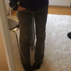 Zara jeans  - Säljer mina gråa zara jeans som är i perfekt skick! Köpte för 600kr här på plick. Det är min bild, säljer pga av att de ej kommer till användning längre. De är avklippta längst ner och är perfekt längd på mig som är 162 cm, pris kan diskuteras 💕