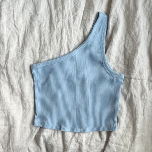 one-shoulder topp  - vill bli av med en hel del, se profilen, pris kan absolut diskuteras! 