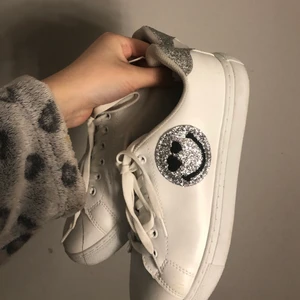 glitter skor - andvända 1 gång och säljer pga fel storlek. Super fina glitter skor om man har stockholmsstil