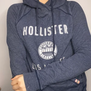 Hoodie från hollister! - Bra skick, använt få gånger. Jätte skön, Storlek M. Säljer för 100kr + frakt 
