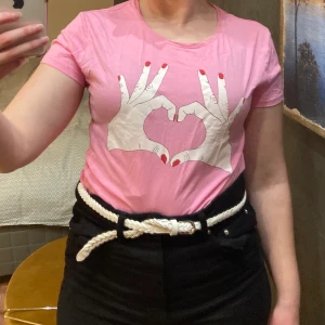 Lindex t-shirt strl 170/XS/S - Fin trendig rosa tröja som jag säljer därför att den är för liten.  
