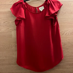 Röd blus  - En gullig röd topp från Lindex! Tunt skönt material med lite volang på ärmarna! Hör av er vid frågor eller fler bilder✨