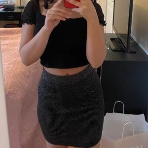 Glittrig kjol - Glittrig kjol från bikbok i st XS. Aldrig använd,har prislappen kvar. Frakt tillkommer